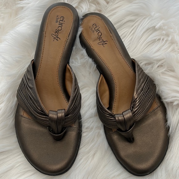 🎉SALE🎉Euro soft Bronze Sandal by Sofft - Picture 4 of 8